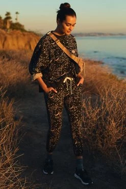 Budget ???? Electric & Rose Icon Joggers BLACK MOTIF ????