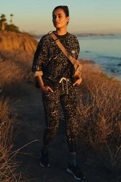 Outlet ???? Electric & Rose Erin Sweatshirt BLACK MOTIF ???? 3 Outlet ???? Electric & Rose Erin Sweatshirt BLACK MOTIF ???? -Sweaty Betty Shop unnamed file 96